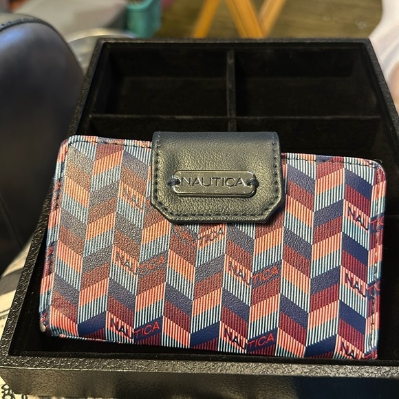 Nautica billfold in excellent condition. It appears that it has never been used. - Picture 1 of 5